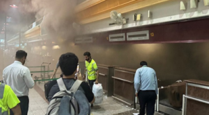 लाहौर अंतरराष्ट्रीय हवाई अड्डे पर लगी भीषण आग, कई ...
