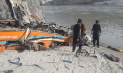 पाकिस्तान में बस पलटकर सिंधु नदी के तट पर गिरी