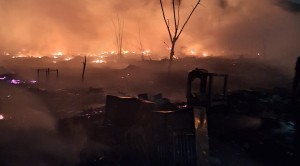 दिल्ली के शाहबाद डेयरी इलाके में लगी आग, 130 झुग्गी ...