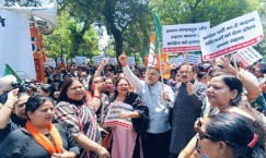 भाजपा महिला मोर्चा का कांग्रेस मुख्यालय पर प्रदर्शन    